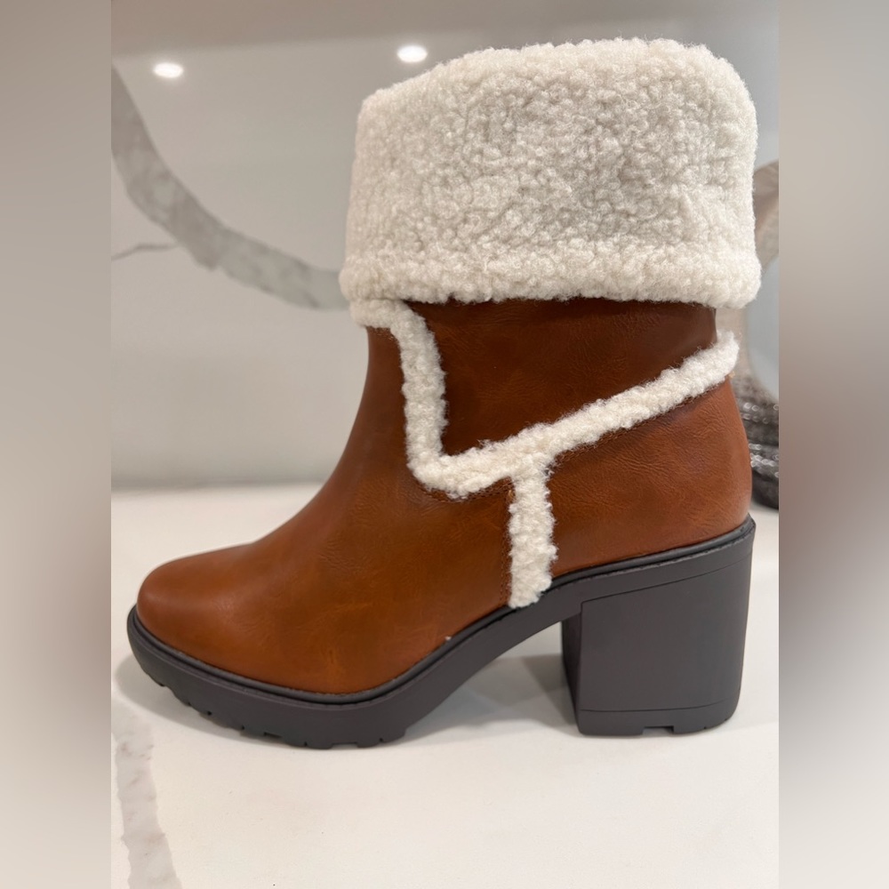 JustFab Brand New Ellie Trim Lug sole Boot Fall shoes size 9.5 - Picture 5 of 13